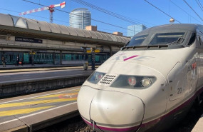 ep un ave de renfe en la estacion de lyon a punto de salir hacia barcelona