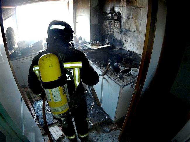 Un Bombero trabaja en la extinción del incendio | ARCHIVO ep un bomberoenextincionincendio