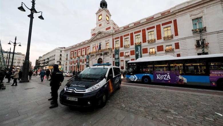 Un coche de la Policía Nacional estacionado frente a la Casa de Correos | Jesús Hellín - Europa Press - Archivo ep un coche de la policia nacional estacionado frente a la casa de correos
