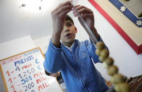 ep un nino de la residencia internado san ildefonso coloca numeros de la loteria en un alambre