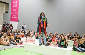 ep una activista del movimiento fridays for future habla a traves de un megafono durante una sentada