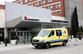 ep una ambulancia de la comunidad de madrid pasa al lado del hotel marriott auditorium en el