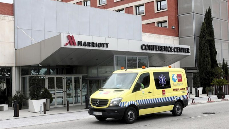 Una ambulancia de la Comunidad de Madrid pasa al lado del Hotel Marriott Auditorium, en el kilómetro 12 de la A-2, que desde hoy recibe a pacientes que no necesiten tratamiento, aunque sí seguimiento, por coronavirus procedentes del Hospital Príncipe de A | Eduardo Parra - Europa Press ep una ambulancia de la comunidad de madrid pasa al lado del hotel marriott auditorium en el
