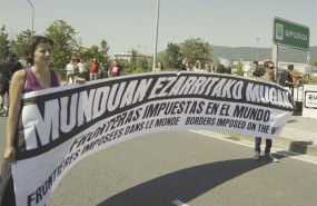 ep una mujer sostiene una pancarta en la manifestacion en la que han participado cientos de personas