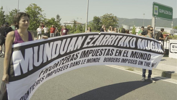 ep una mujer sostiene una pancarta en la manifestacion en la que han participado cientos de personas