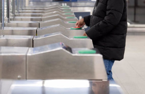 ep una persona pasa su abono en la estacion de metro de mostoles central a 23 de enero de 2025 en