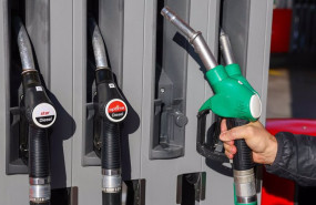 ep una persona reposta en una gasolinera a 26 de diciembre de 2024 en madrid espana coincidiendo con