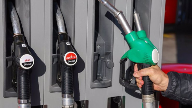 ep una persona reposta en una gasolinera a 26 de diciembre de 2024 en madrid espana coincidiendo con