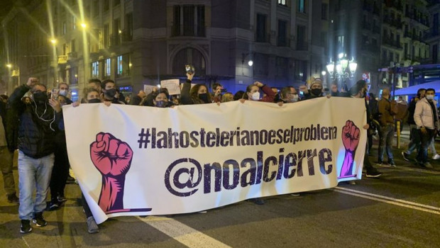 ep unos 800 trabajadores del sector hostelero y ocio nocturno catalan se concentran en la plaza sant