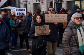 ep varias personas durante una manifestacion por una vivienda digna