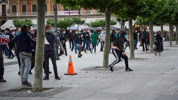 ep varias personas se enfrentan a la policia foral durante la manifestacion ilegal de protesta y