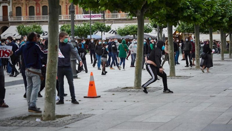 ep varias personas se enfrentan a la policia foral durante la manifestacion ilegal de protesta y ep varias personas se enfrentan a la policia foral durante la manifestacion ilegal de protesta y
