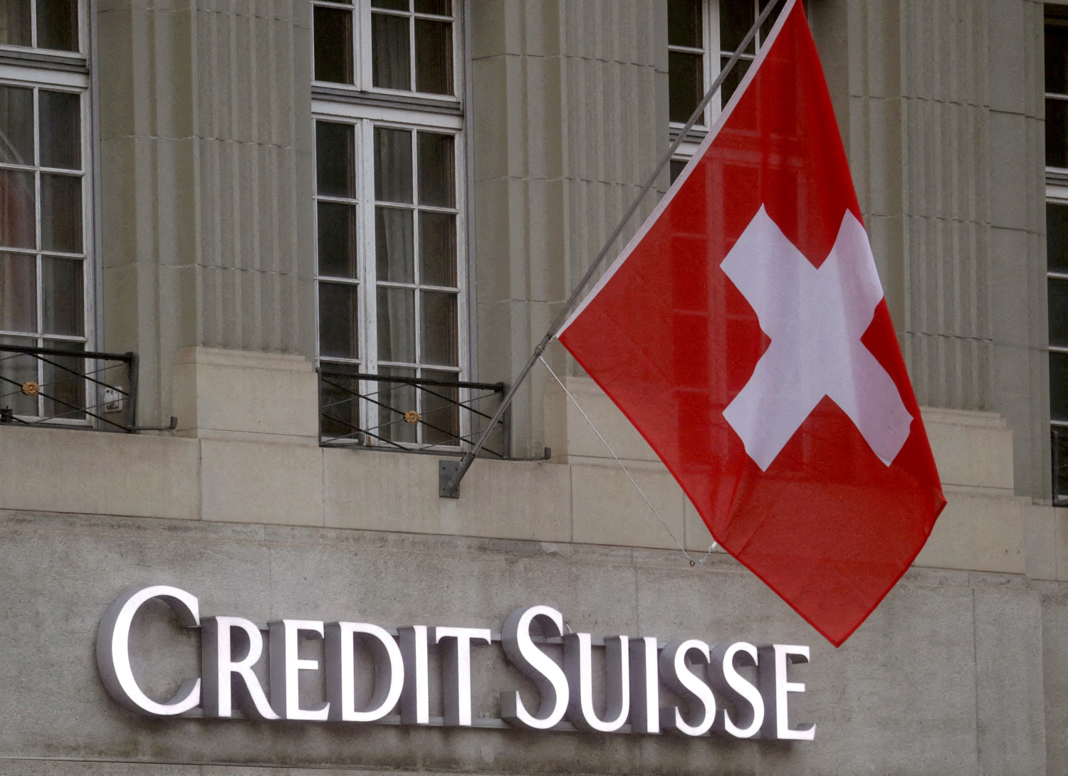 le logo de credit suisse devant une succursale a berne 20230316073713 