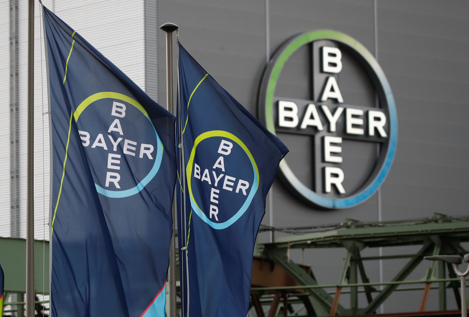 Bayer se hunde tras ser condenada a pagar 2.100 millones por el uso de ...