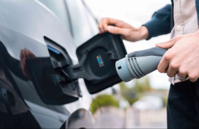 man charging electric car 2023 11 27 05 32 12 utc compressed 