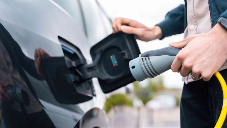 man charging electric car 2023 11 27 05 32 12 utc compressed 