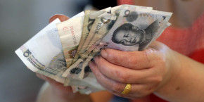 un vendeur tient des billets de yuan chinois sur un marche de pekin 20250117071806 