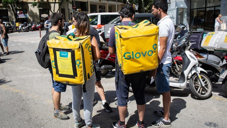 Algunos de los trabajadores de la compañía de comida a domicilio, Glovo, durante la concentración para protestar por sus condiciones laborales | David Zorrakino - Europa Press ep algunoslos trabajadoresla companiacomidadomicilio glovo duranteconcentracionprotestarsus condiciones laborales