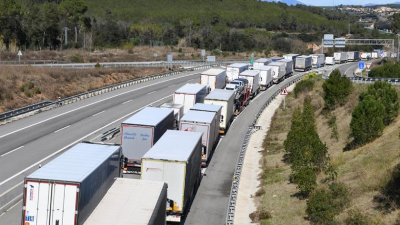 ep archivo   colas de camiones en vilademuls girona