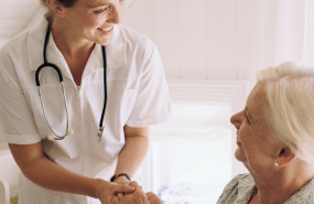 ep archivo consulta medica enfermeta atiende a una anciana medico ep archivo consulta medica enfermeta atiende a una anciana medico