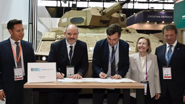 ep archivo   firma del acuerdo entre escribano y general dynamics european land systems