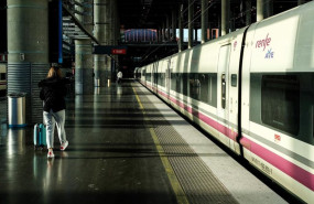 ep archivo   foto de archivo una mujer camina por el anden junto a un tren de ave de renfe