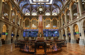 ep archivo   paneles con indices bursatiles en el palacio de la bolsa en madrid espana