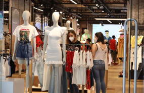 ep archivo personas con mascarilla en el interior de una tienda de ropa en el primer dia de la ep archivo personas con mascarilla en el interior de una tienda de ropa en el primer dia de la