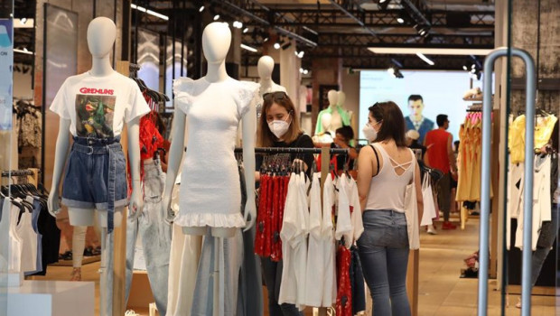ep archivo   personas con mascarilla en el interior de una tienda de ropa en el primer dia de la
