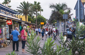 ep archivo   turistas en un paseo por canarias