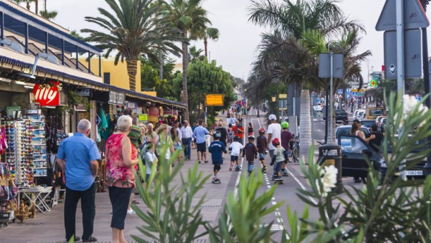 ep archivo   turistas en un paseo por canarias