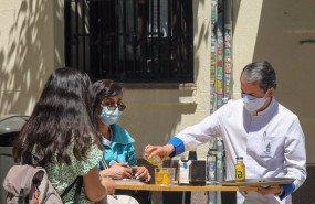 ep archivo   un camarero atendiendo a unas clientas