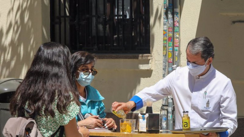ep archivo   un camarero atendiendo a unas clientas