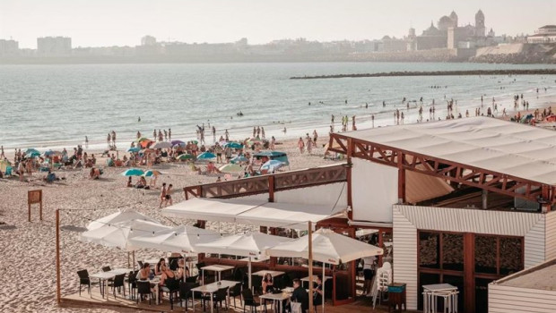 ep archivo   un chiringuito en la playa de cadiz verano de 2020