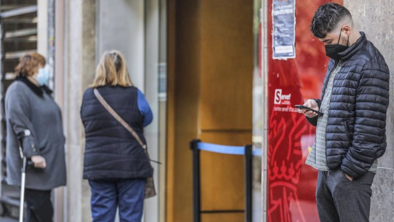 Archivo - Un joven mira su teléfono móvil mientras espera para entrar en una oficina del SEPE en Valencia | Rober Solsona - Europa Press - Archivo ep archivo un joven mira su telefono movil mientras espera para entrar en una oficina del sepe en