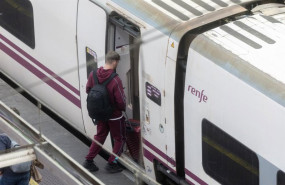 ep archivo   un viajero coge un tren en la estacion puerta de atocha almudena grandes a 5 de