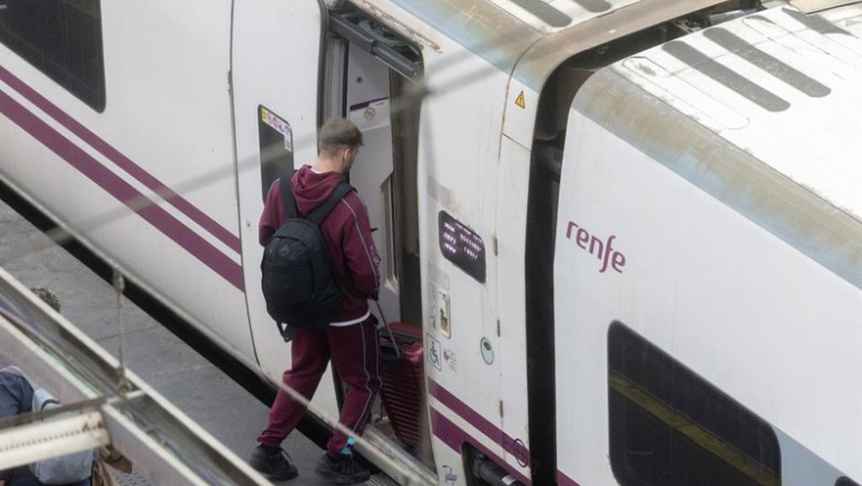 Archivo - Un viajero coge un tren en la Estación Puerta de Atocha-Almudena Grandes, a 5 de diciembre de 2024, en Madrid (España). Renfe ha aumentado sus servicios de Alta Velocidad y Larga Distancia con más de 14.850 plazas de refuerzo, con trenes en dobl | Eduardo Parra - Europa Press - Archivo ep archivo un viajero coge un tren en la estacion puerta de atocha almudena grandes a 5 de