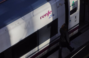 ep archivo   un viajero junto a un tren del ave en la estacion de madrid puerta de atocha