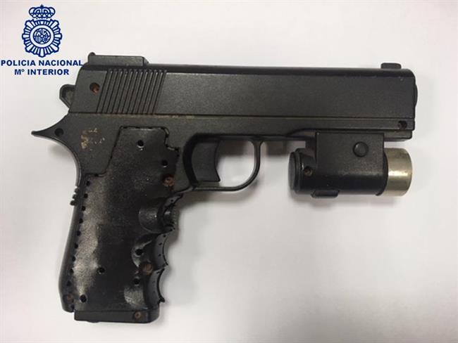Arma simulada usada por el menor para amenazar a profesores en Dos Hermanas | POLICÍA NACIONAL ep arma simulada usadamenoramenazarprofesoresdos hermanas