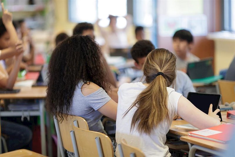 ep dos jovenes estudiantes en una aula