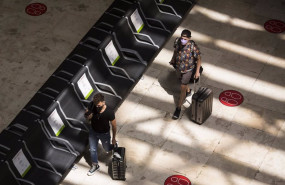 ep dos personas con maletas en la terminal t4 del aeropuerto adolfo suarez madrid barajas a 21 de