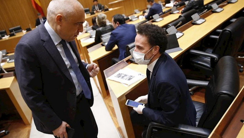 El diputado socialista Rafael Simancas y el de Ciudadanos Edmundo Bal conversan la Comisión del Congreso para la Reconstrucción Social y Económica | Pool ep el diputado socialista rafael simancas y el de ciudadanos edmundo bal conversan la comision del