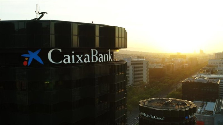 ep exterior del edificio corporativo de caixabank en barcelona