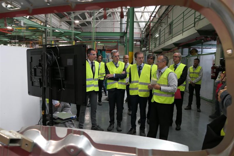ep german barrios en el centro de la imagen visita la planta de nissan en avila