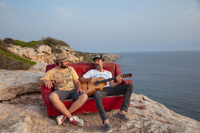 Jah Chango y Pau Donés colaboran en el single 'Sofá de cuero' | JUAN PICCA ep jah changopau dones colaboransingle sofa de cuero
