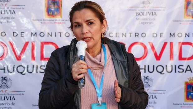 ep la autoproclamada presidenta de bolivia jeanine anez con una tarjeta antivirus virus shut out