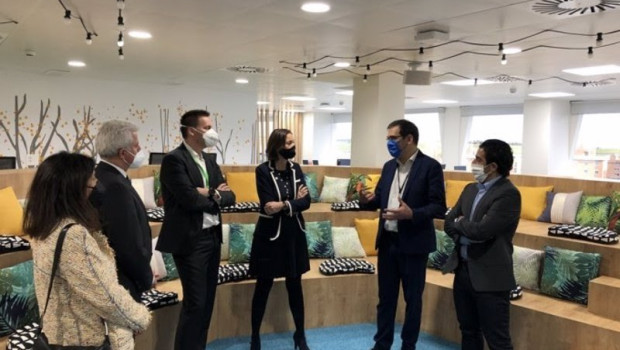 ep la ministra de industria visita a schneider electric para conocer su apuesta por la