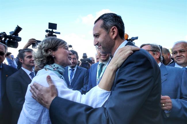 La ministra saluda al presidente de la Diputación de Alicante | CÉSAR SÁNCHEZ ep la ministra saludapresidentela diputacionalicante