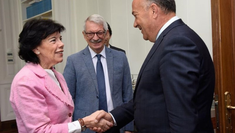 La ministra de Educación y Formación Profesional en funciones, Isabel Celaá, saluda al ministro de Educación, Ciencia y Desarrollo Tecnológico de la República de Serbia, Mladen Sarcevic, en presencia de Alejandro Tiana. | MEFP ep la ministraeducacionformacion profesionalfunciones isabel celaa saludaministroeducacion cienciadesarrollo tecnologicola republicaserbia mladen sarcevic en presenciaalejandro tiana