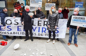 ep los hosteleros cantabros se concentran frente a la consejeria de sanidad